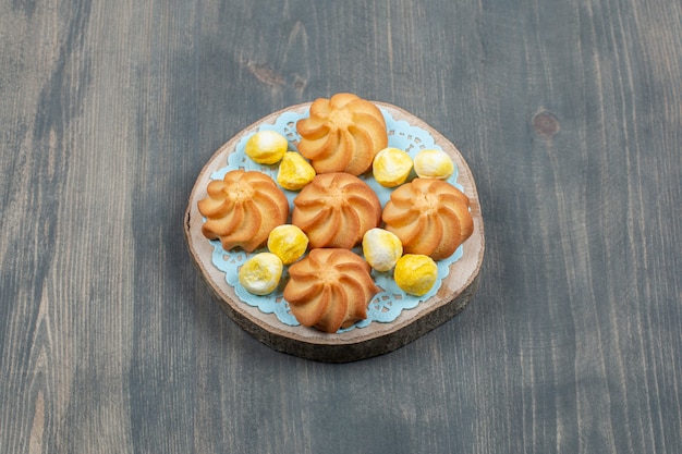 Délicieux Biscuits Au Chocolat Avec Des Bonbons Jaunes