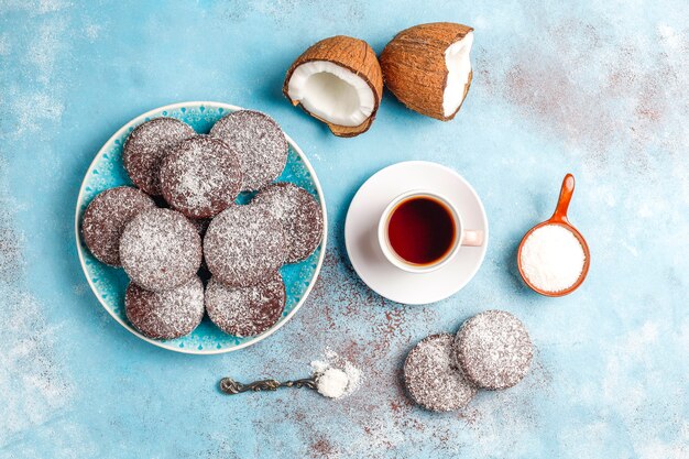 Délicieux biscuits au chocolat et à la noix de coco avec noix de coco, vue de dessus