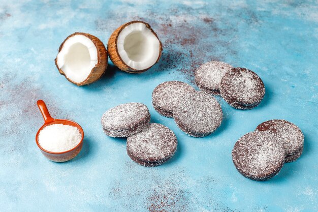 Délicieux biscuits au chocolat et à la noix de coco avec noix de coco, vue du dessus