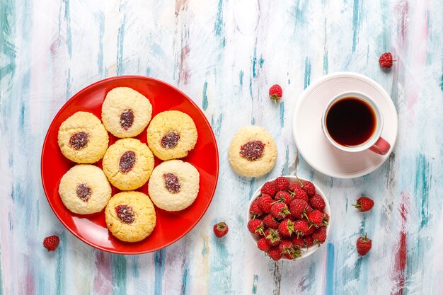 Délicieux biscuits aux framboises faits maison.