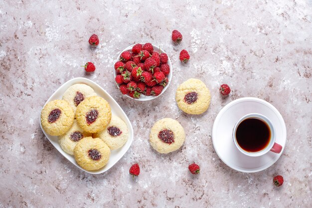 Délicieux biscuits aux framboises faits maison.