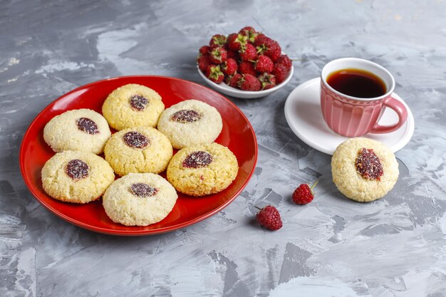 Délicieux biscuits aux framboises faits maison.