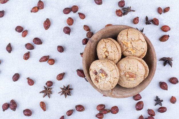 Délicieux biscuits aux noix dans un bol à l'églantier.