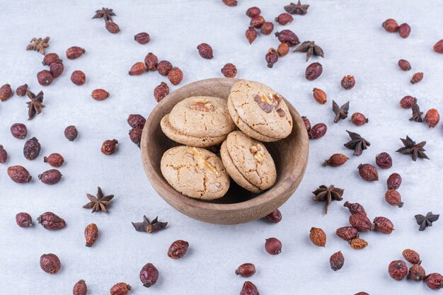 Délicieux biscuits aux noix dans un bol à l'églantier.