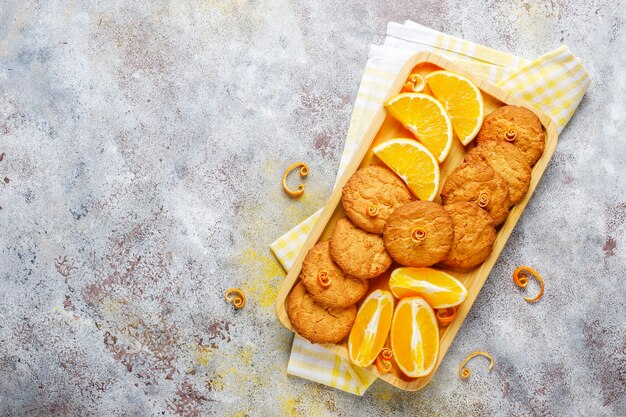 Délicieux biscuits aux zestes d'orange faits maison.