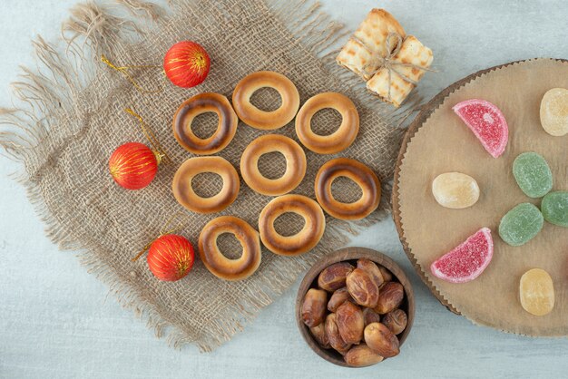 De délicieux biscuits avec des boules de Noël sur sackcloh. Photo de haute qualité