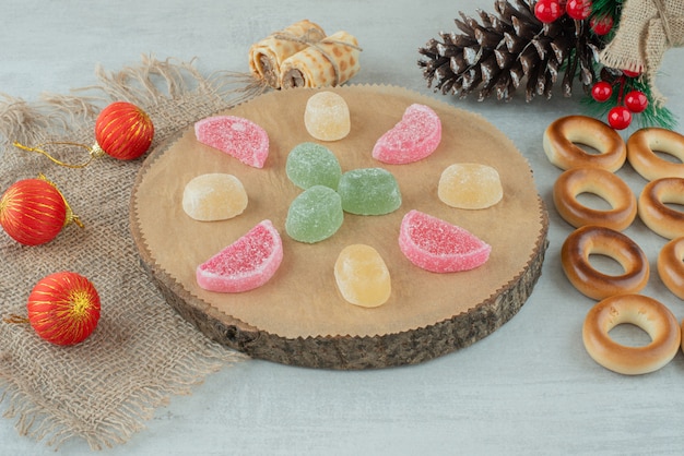 De délicieux biscuits avec des boules de Noël sur sackcloh. Photo de haute qualité