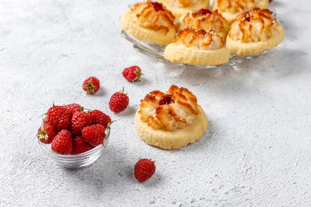 Délicieux biscuits avec confiture de framboises et framboises fraîches.