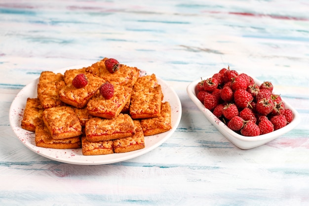 Délicieux biscuits à la confiture de framboises avec des framboises mûres, vue du dessus