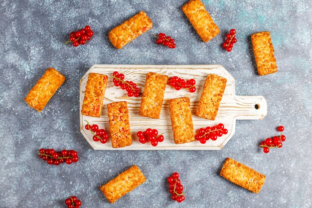 De délicieux biscuits à la confiture de groseilles rouges faits maison avec des baies fraîches.