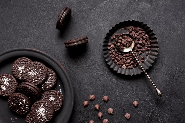 Délicieux biscuits à la crème et aux pépites de chocolat à plat