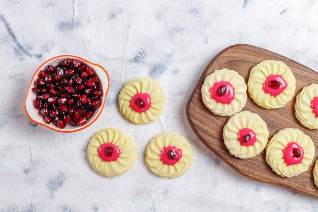 De délicieux biscuits faits maison aux graines de grenade.