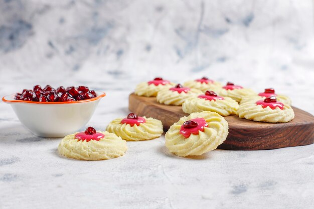 Photo gratuite délicieux biscuits faits maison aux graines de grenade.