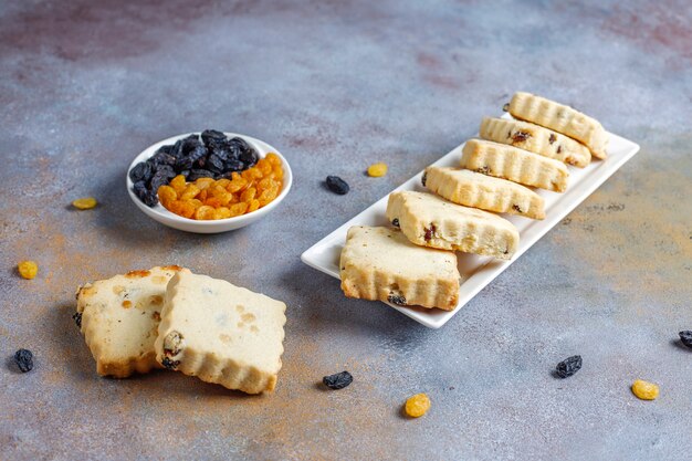 Délicieux biscuits faits maison aux raisins secs.