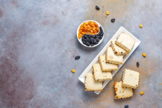 Délicieux biscuits faits maison aux raisins secs.