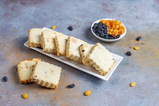 Délicieux biscuits faits maison aux raisins secs.