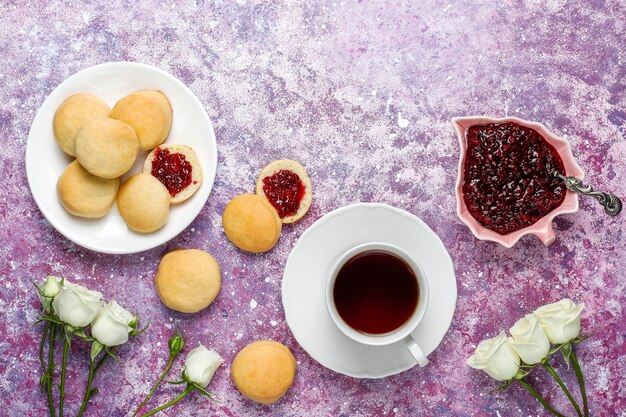 De délicieux biscuits faits maison avec de la confiture de framboises, vue du dessus