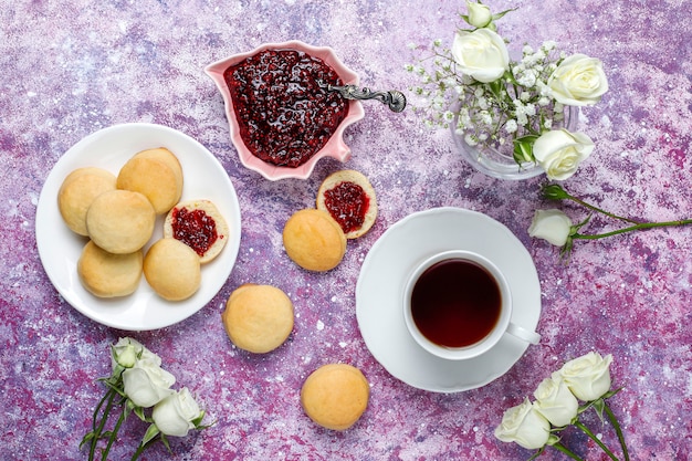 De délicieux biscuits faits maison avec de la confiture de framboises, vue du dessus