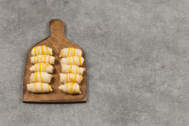 Délicieux biscuits faits maison sur planche de bois