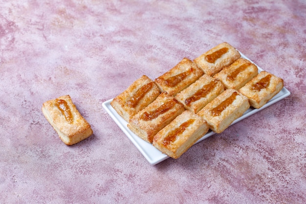 Délicieux biscuits frais avec de la confiture sur le dessus.