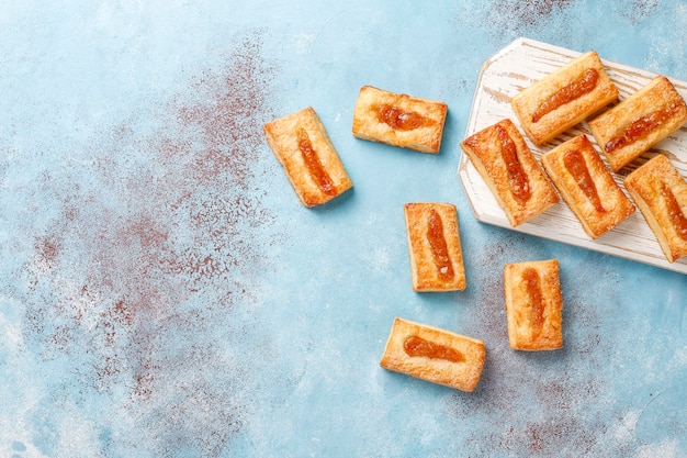 Délicieux biscuits frais avec de la confiture sur le dessus.