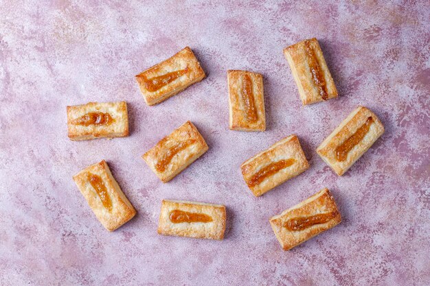 De délicieux biscuits frais avec de la confiture sur le dessus.