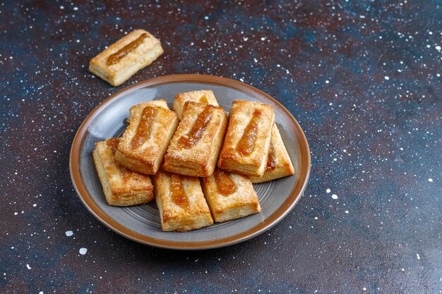 De délicieux biscuits frais avec de la confiture sur le dessus.