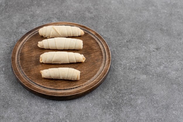 De délicieux biscuits frais faits maison sur planche de bois