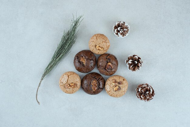 Délicieux biscuits ronds aux pommes de pin de Noël.