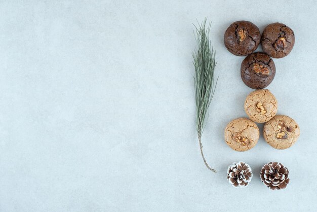 Délicieux biscuits ronds aux pommes de pin de Noël.