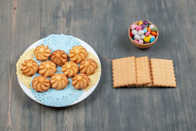 Délicieux biscuits sablés dorés sucrés dans une assiette blanche