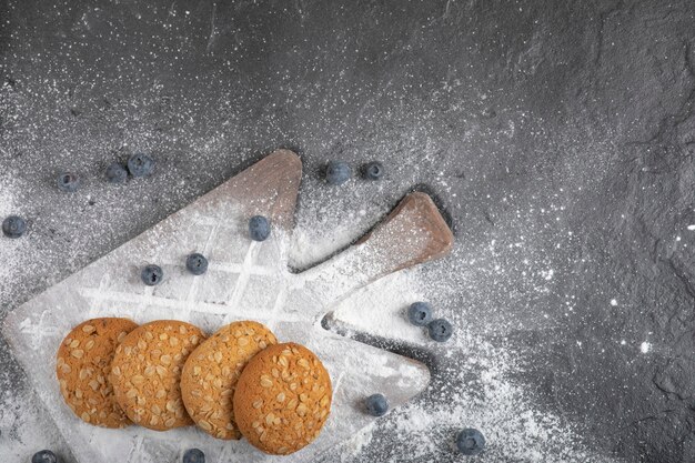 Délicieux biscuits sucrés sur planche de bois aux bleuets