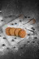 Photo gratuite délicieux biscuits sucrés sur planche de bois aux bleuets