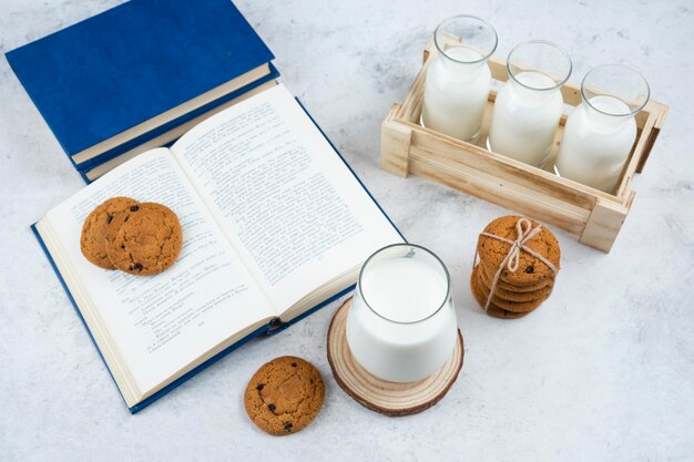 De délicieux biscuits avec un verre de lait et un livre.