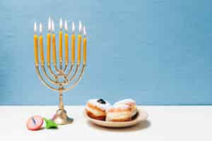 Photo gratuite délicieux bonbons juifs avec la menorah