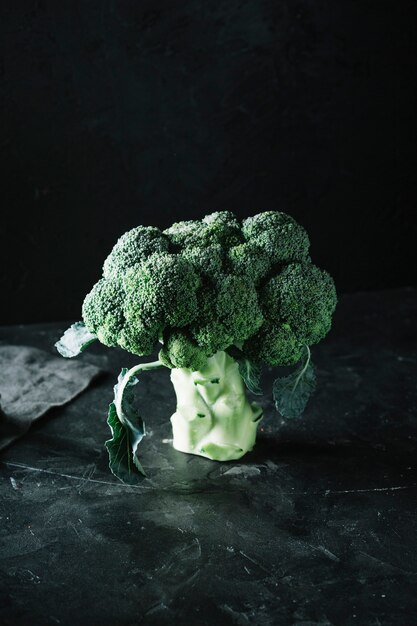 Délicieux brocoli sur fond grunge noir