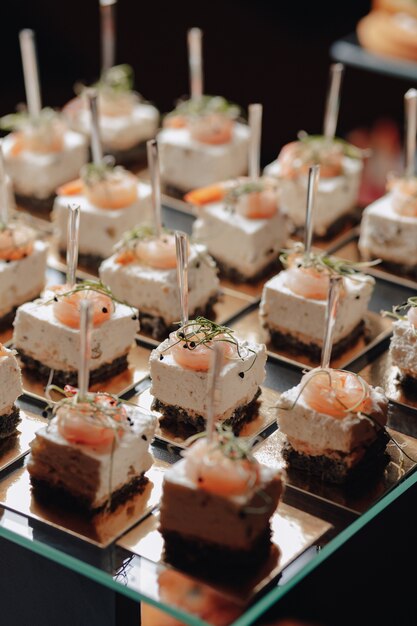 Délicieux buffet de fête avec des canapés et différents plats délicieux