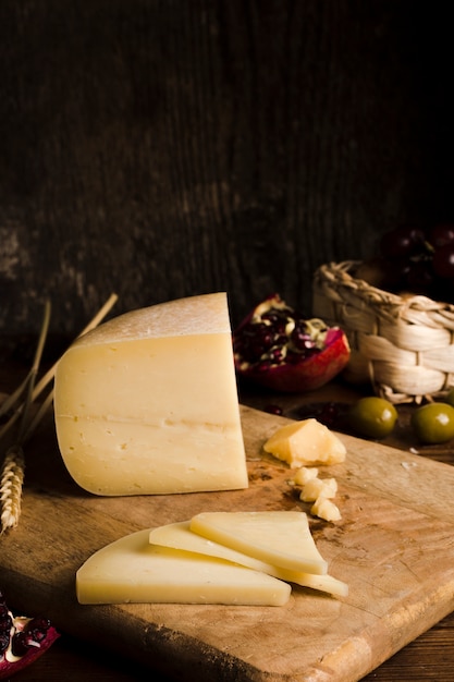 Délicieux buffet de fromage sur planche de bois