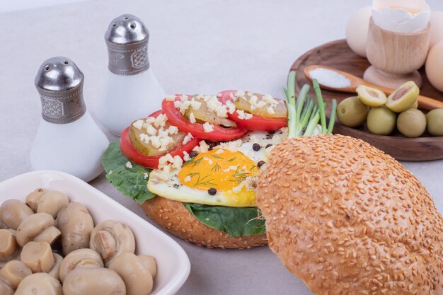 Délicieux burger aux champignons et œufs.