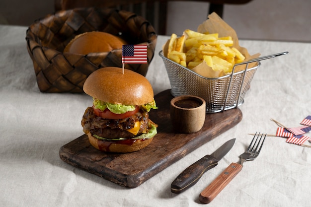 Délicieux burger avec drapeau américain et frites à angle élevé