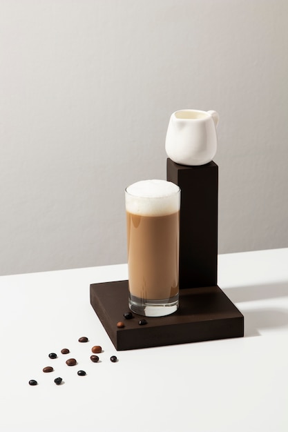 Délicieux café à angle élevé avec de la mousse