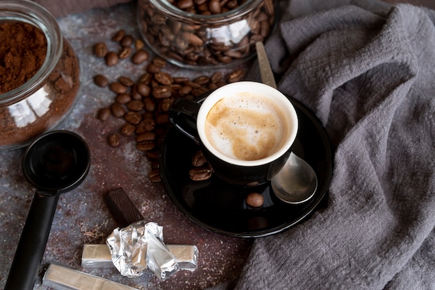 Délicieux café dans une tasse noire