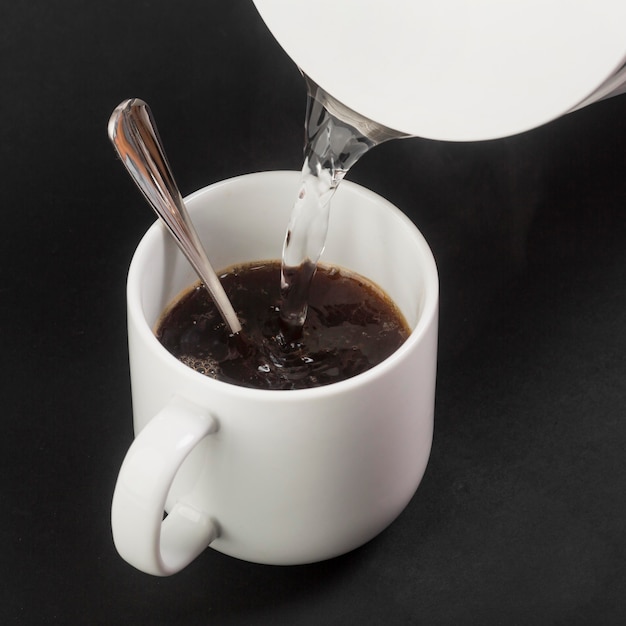 Délicieux café et eau dans une bouilloire