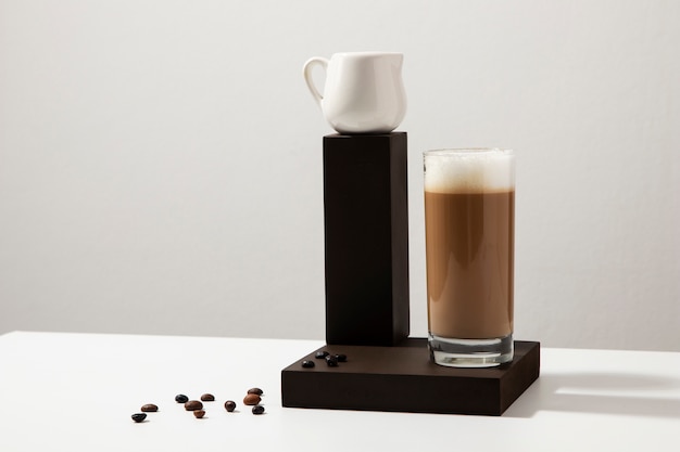 Délicieux café avec mousse sur table