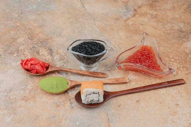 Délicieux caviar avec cuillère de gingembre et vasabi sur marbre