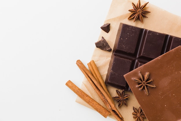 Photo gratuite délicieux chocolat avec des bâtons de cannelle