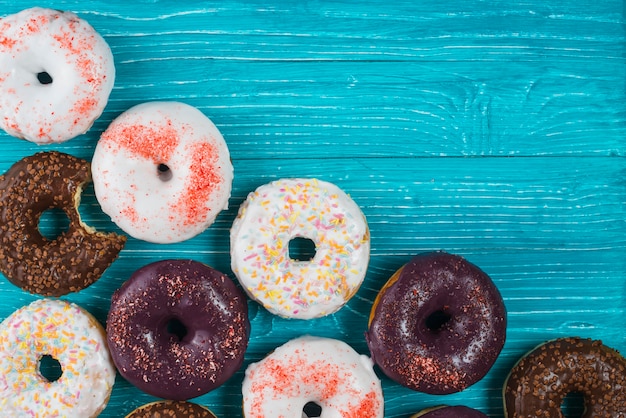 Délicieux chocolat beignets mordus de chocolat garnis de pépites colorées