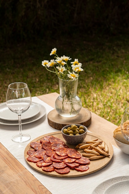 Photo gratuite délicieux chorizo tranché sur une assiette