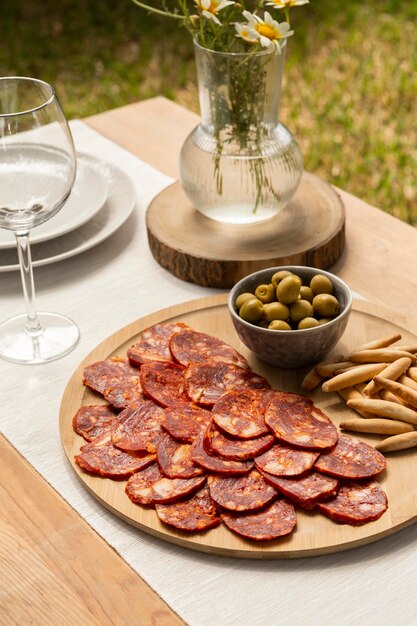 Délicieux chorizo tranché sur une assiette