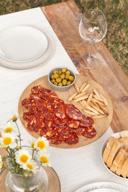 Délicieux chorizo tranché sur une assiette